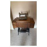 Sewing machine/ table