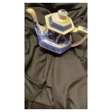Flow blue tea pot