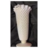 Milk glass vase 9ï¿½