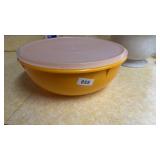 Large Tupperware bowl/ lid