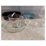 Pyrex measuring cup/ bakeware