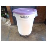 32 Gallon Trash Can W/ Lid