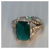 sz 8.25 Silver Tone Green Stone Ring umarked