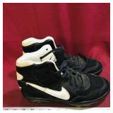 Nike Shark Mens Sneakers (Size 8 1/2)