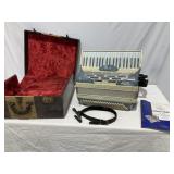 Lori De Luxe Accordion W/Case