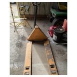 Hydraulic floor pallet jack tested