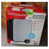 Frigidaire Portable 10L, 15-Can Retro Mini Fridge