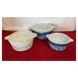 Set of Pyrex (3) with lids