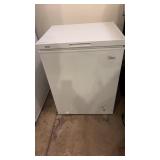 Medea chest freezer 25x21x33