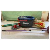 Oï¿½Cedar cleaning lot of mops