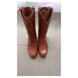 Womenï¿½s boots 9.5 DDingo