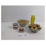 A YELLOW GLASS APOTHECARY JAR, GOLD TRIMMED GLASS