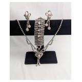 ELEGANT VINTAGE RHINE STONE AND SILVER TONE NECKLA