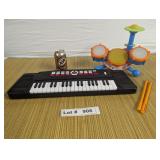 CHILDS KEYBOARD AND BATTERY OPPERATED DRUM SET