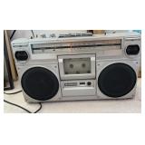 Hitachi TRK-7020H Cassette Player /AM-FM Radio
