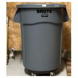 NEW Brute Trash Can on Roller