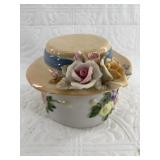 Lot with a porcelain trinket box with lifelike 3d