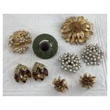 Lot of gold-tone vintage jewelry: brooches, clip o