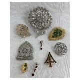 Lot with several fabulous vintage brooches and som