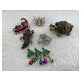 Lot with several Holiday themed brooches and a sma