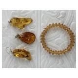 Lot with amber jewelry: earrings, pendant and brac