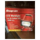 Snap On 1600 lumen work light with small stand, ne