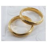 Pair of 18kt gold bands size 8, total weight of bo