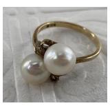 14kt gold and pearl ring, size 5 total weight is 3
