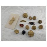 Lot with vintage button with crest etc.