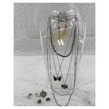 Several pieces of jewelry: hand beaded earrings et