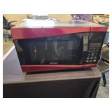 West Bend 900 watts microwave clean and working gr