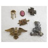 Collection of vintage fashion brooches: including
