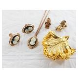 Small lot of jewelry: matching set of cameo earrin