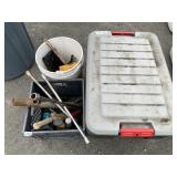 Lot with assorted hand tools, a sturdy storage bin