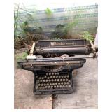 Underwood 14 Vintage Typewriter in Good Condition.