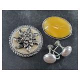 Pair of vintage fashion brooches