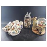 Lot with assorted decorations
