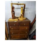 Lot with a wooden dresser  pair of table lamps and