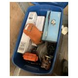 Lot with home dï¿½cor, kitchen utensils, a High Seri