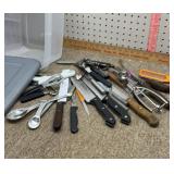 Lot miscellaneous kitchen utensils