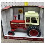 1/16 ERTL International 1256 tractor in box