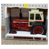 1/16 ERTL International 1456 tractor in box