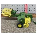 1/16 John Deere Baler w/kicker