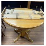 Dining room table wit two leaves