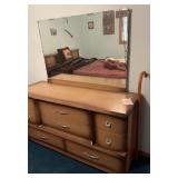 Dresser with mirror matches lots 355 & 356