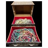 BOX OF COSTUME JEWELRY NECKLACEï¿½S