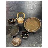 LOT OF 6 POTTERY PLATES/BOWLS, 1 TEA POT
