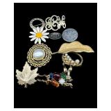 LOT OF MISC COSTUME JEWELRY BROOCHES/PINS