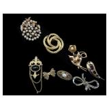 LOT OF GOLD TONE COSTUME BROOCHES AND PINS