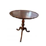 MAHOGANY PIE CRUST PEDESTAL TABLE